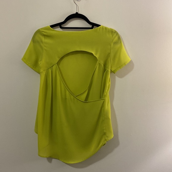 BCBG Generation Short Sleeve High-Low Open Back Top - Picture 3 of 6